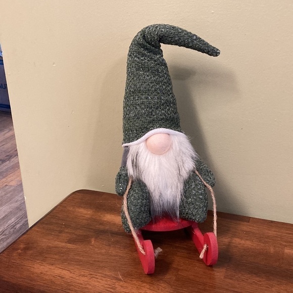 NEW WOODLAND COTTAGE WINTER GNOME ON RED WOODEN SLEIGH - Picture 2 of 11